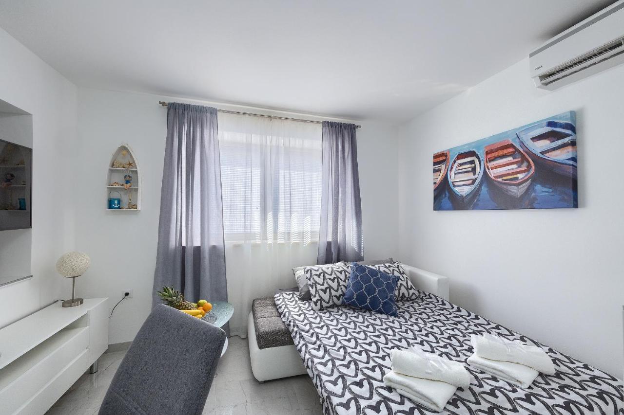 Studio Apartman Luka Pomer Exterior foto