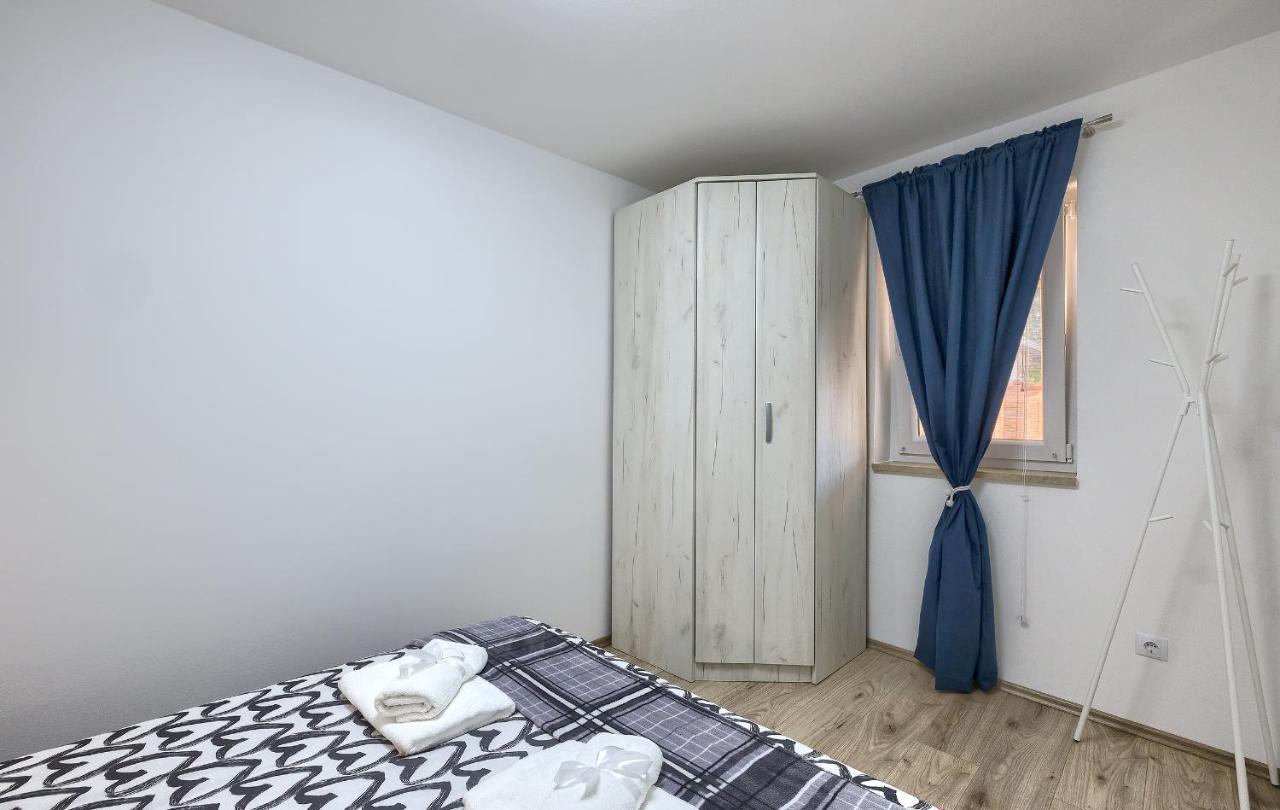 Studio Apartman Luka Pomer Exterior foto
